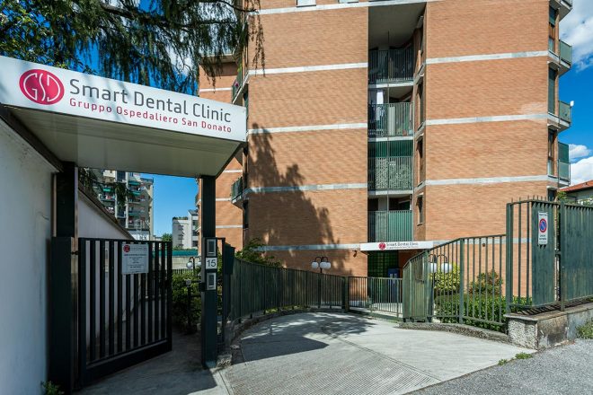 Ingresso Smart Dental Clinic Monza Osculati con cancello e segnaletica del Gruppo Ospedaliero San Donato