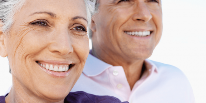 un uomo e una donna che sorridono vicini