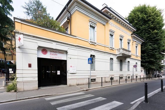 Ingresso esterno della sede Smart Dental Clinic presso gli Istituti Clinici Zucchi
