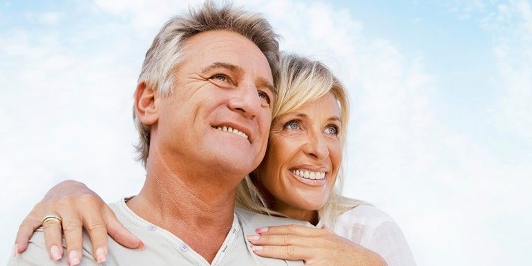 Coppia sorridente di mezza età all’aperto