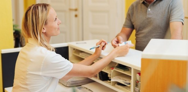 prima-visita-odontoiatrica accoglienza paziente alla reception di una clinica odontoiatrica