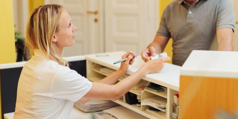 accoglienza paziente alla reception di una clinica odontoiatrica
