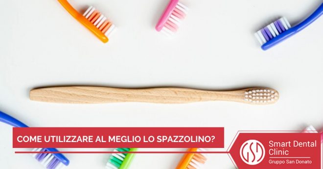 come-usare-spazzolino Spazzolino in legno al centro circondato da spazzolini colorati