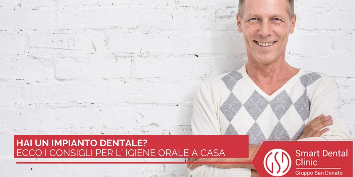 consigli-igiene-orale-impianto Uomo sorridente in primo piano con le braccia conserte