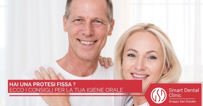 consigli-protesi-igiene-orale Coppia sorridente che si abbraccia in primo piano