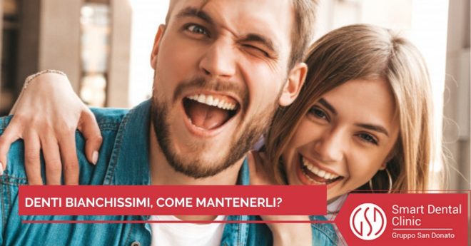 come-mantenere-denti-bianchi Coppia di giovani ragazzi che sorridono abbracciandosi
