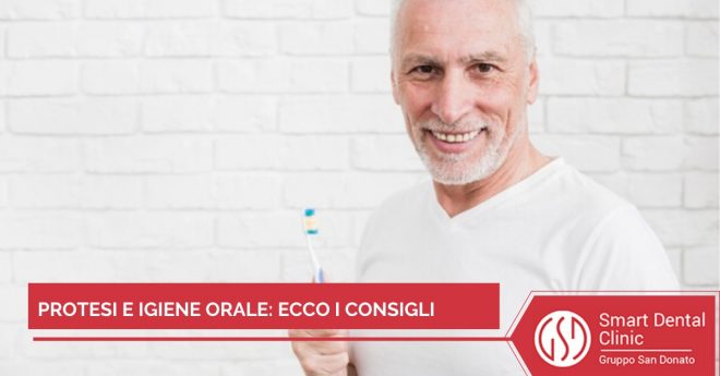 consigli-protesi-igiene-orale uomo sorridente con spazzolino manuale in mano
