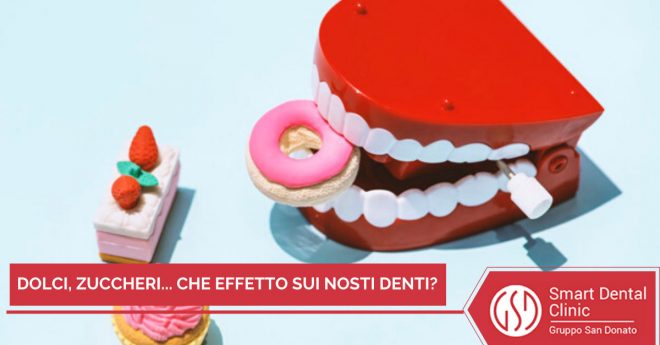 zuccheri-carie-denti modellino di un calco dentale con ciambella e altri dolci