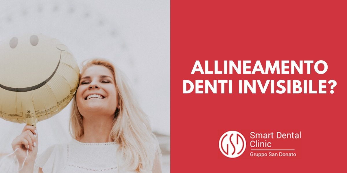 ortodonzia-invisibile ragazza che sorride tenendo vicino a sè un palloncino a forma di smile sorridente