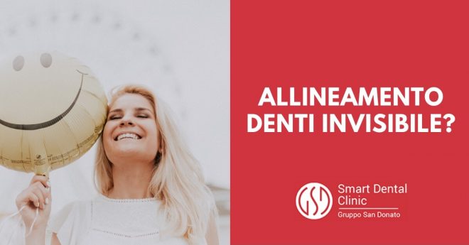 ragazza che sorride tenendo vicino a sè un palloncino a forma di smile sorridente