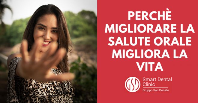 giovane ragazza che sorride tendendo la mano verso lo spettatore