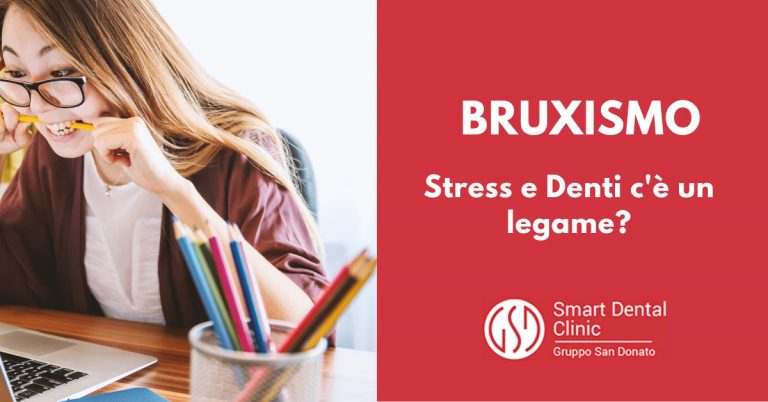 giovane ragazza al computer che stringe tra i denti una matita a causa dello stress