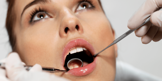 ragazza durante una visita di controllo per le patolgie orali