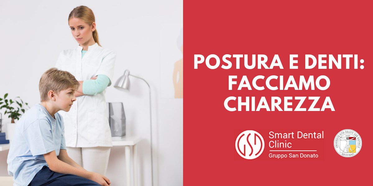 Dottoressa che osserva il bambino seduto con una postura scorretta