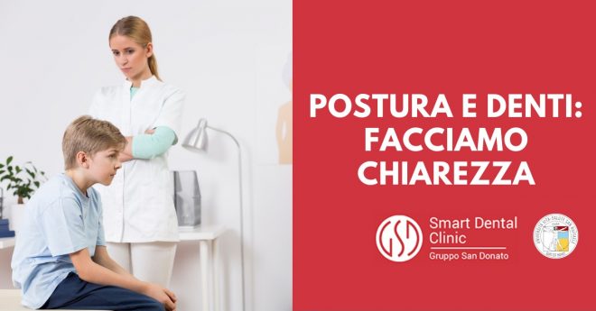 legame-postura-denti Dottoressa che osserva il bambino seduto con una postura scorretta