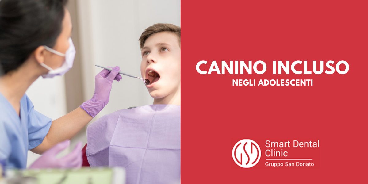 dentista e adolescente seduto sulla sedia con la bocca aperta durante una visita dentistica