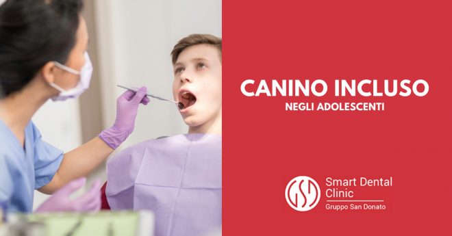 canino-incluso-adolescente dentista e adolescente seduto sulla sedia con la bocca aperta durante una visita dentistica