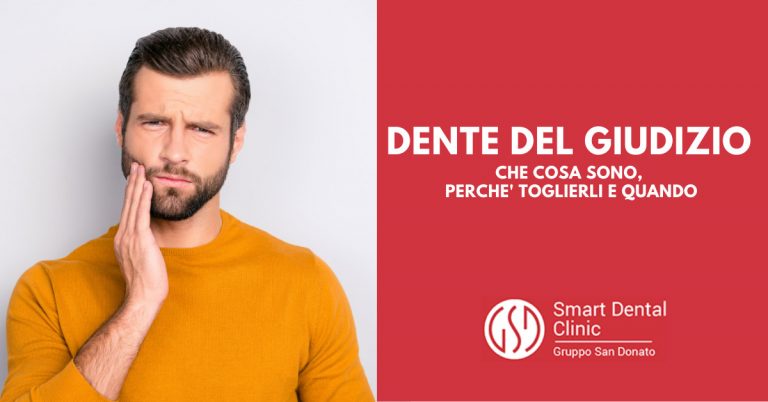 ragazzo che si tocca la guancia dolorante a causa del dente del giudizio