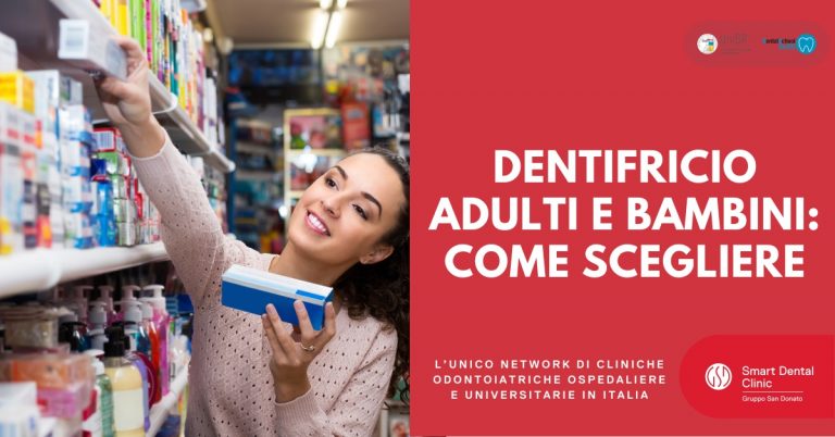Ragazza sorridente al supermercato che sceglie quale dentifricio acquistare