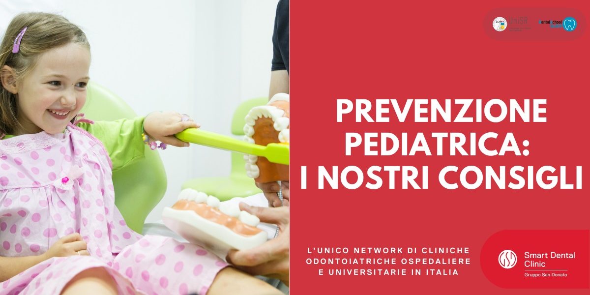 Bambina dal dentista durante una lezione di igiene orale con modello dentale