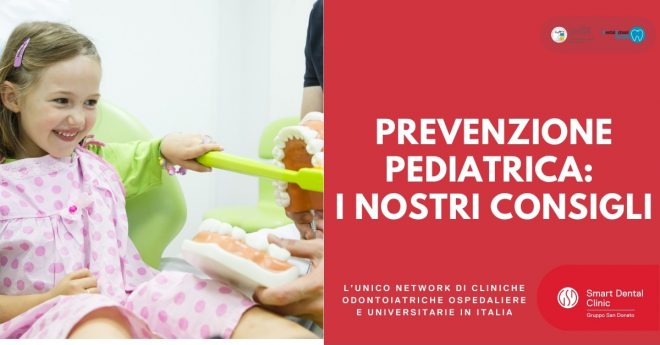 consigli-prevenzione-pediatrica Bambina dal dentista durante una lezione di igiene orale con modello dentale
