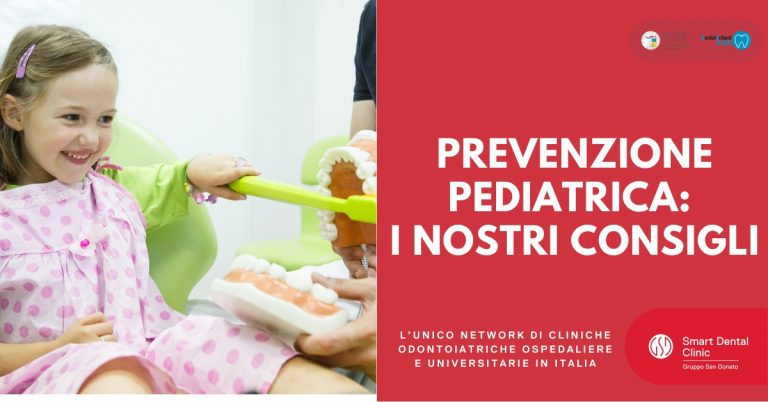 Bambina dal dentista durante una lezione di igiene orale con modello dentale