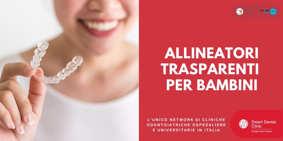 ragazza che sorride tenendo in mano un allineatore trasparente