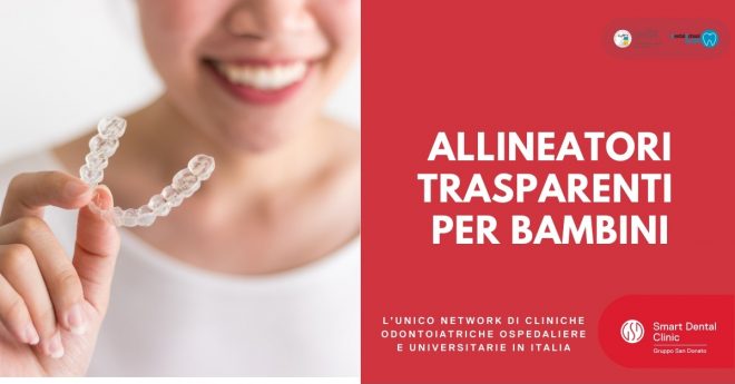 allineatori-trasparenti-bambini ragazza che sorride tenendo in mano un allineatore trasparente