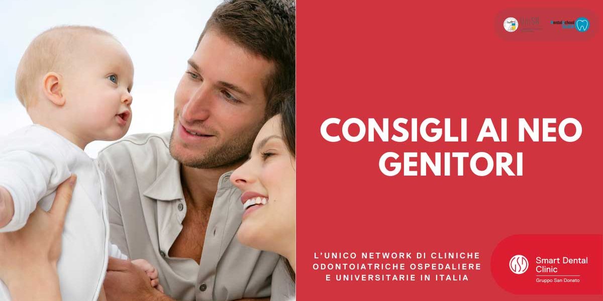 Coppia di neo genitori che tiene in braccio e guarda in maniera amorevole il bambino