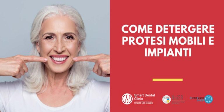 signora che sorride e si indica i denti