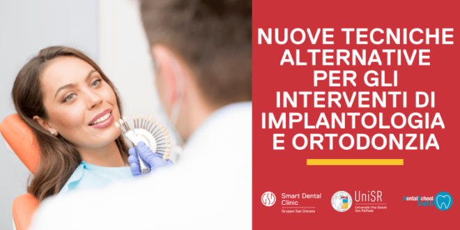 Il dentista mostra la scala colore dei denti alla paziente seduta sorridente sulla poltrona