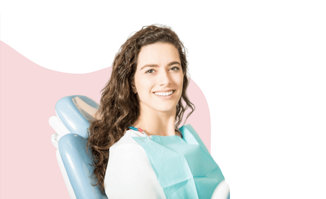Ragazza che sorride sulla sedia della clinica in attesa della visita odontoiatrica